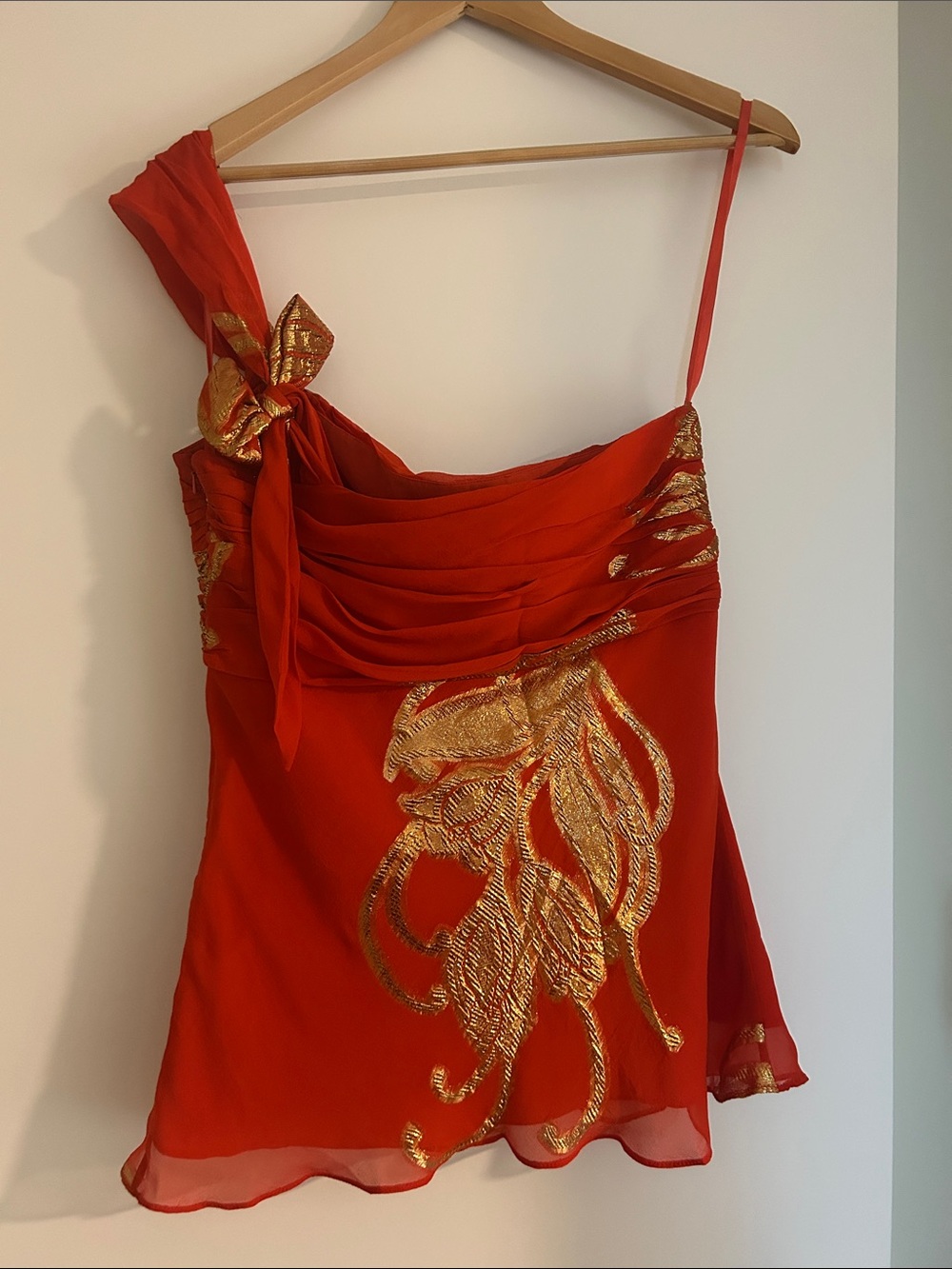 Banana Republic 100% Silk Red One Shoulder Top size 8 - Picture 2 of 6
